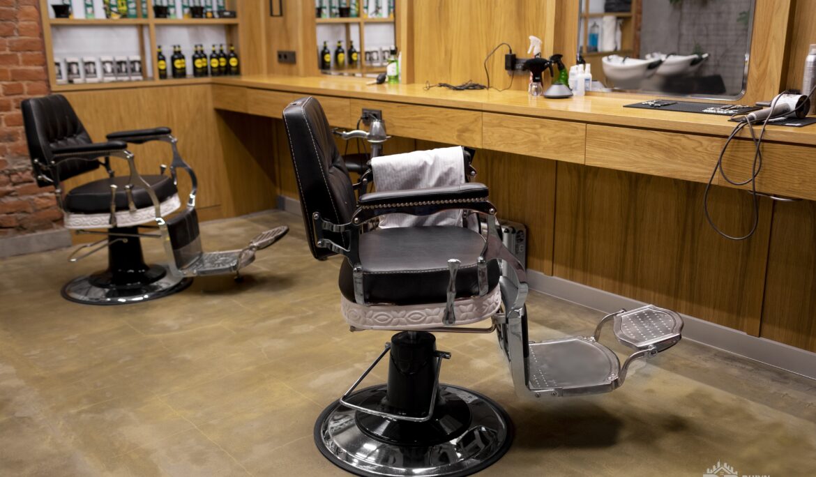 Industrial barber salon Dubai design | Compact industrial barber salon with two black vintage chairs